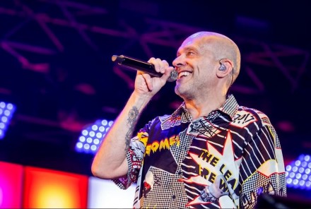 Max Pezzali in tour con le sue hit: fans in delirio al Forum di Assago